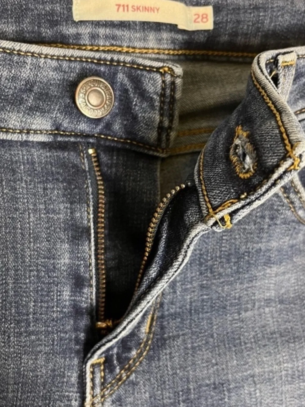 LEVI’S 711 Skinny Jeans
